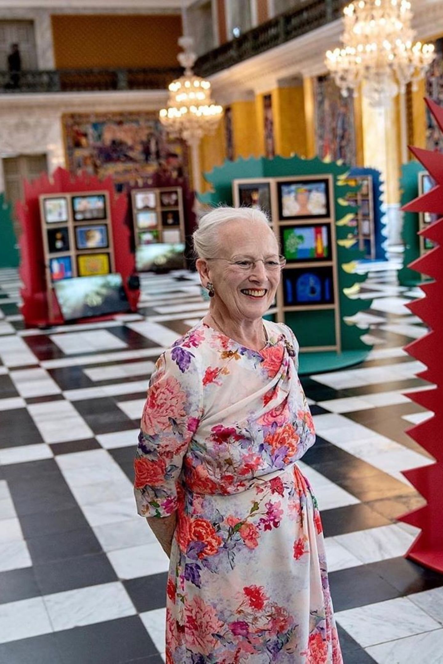 Auf Schloss Christiansborg begutachtet Königin Margrethe Kunst von Drittklässlern zu den Themen "Königin" und "Meine Gemeinde". Dabei passt die 80-Jährige mit ihrem wunderschön geblümten Kleid perfekt ins bunte Setting …