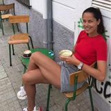 Wie lässig-sportlicher Sommerstyle geht, zeigt Ana Ivanovic: Rotes Shirt, kurze graue Shorts und Sneaker, die die Farben des Looks aufgreifen. Zusätzlich betont die Kombi natürlich auch den Traum-Teint und die trainierten Beine der Frau von Bastian Schweinsteiger.