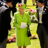 Die Hauptperson! Queen Elizabeth könnte sich in ihrem knallgrünen Ensemble fast tarnen vor der grünen Kulisse Ascots. Möchte sie aber gar nicht, lächelnd besucht sie das Pferderennen, das zu ihren absoluten Lieblingsevents gehört. 