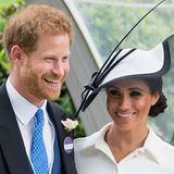 Es sind Bilder aus einer anderen Zeit: Im Juni 2018, knapp einen Monat nach der großen Traumhochzeit, besuchen Prinz Harry und Herzogin Meghan das Pferderennen in Ascot. Beide strahlen glücklich... 