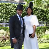 Neben den Royals zählen jedes Jahr auch internationale Stars zu den Gästen des spektakulären Pferderennens: Russell Wilson und Ciara haben sich in Schale geschmissen. Er trägt Frack und Zylinder, sie erscheint in einem weißen, eleganten Kleid und mit dunklen Accessoires. 