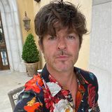 Mit "Blurred Lines" bescherte uns Robin Thicke 2013 DEN Sommerhit des Jahres. Leider ist sein Erscheinungsbild derzeit auch ganz schön "unscharf". Ein Besuch beim Friseur wird dringend empfohlen!