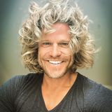 Als "König der Löwen" bezeichnen ihn seine Fans, doch Ex-Bachelor Paul Janke erinnert mit seinem wilden Lockenkopf doch eher an eine Discoqueen aus dem Studio 54.