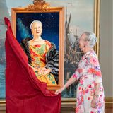 16. April 2020  Gespannt enthüllt Königin Margrethe eines der Gemälde. In der großen Sonderausstellung anlässlich ihres 80. Geburtstages dreht sich alles um die Erziehung der Königin, ihre Aufgaben als Staatsoberhaupt und um ihre besonderen künstlerischen Interessen und Kenntnisse.