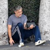 Stark ergraut sitzt der einstige Hollywood-Beau im sportlichen Gammel-Look rauchend vor seinem iPad auf dem Parkplatz eines Cafés in Los Angeles. Auch wenn es in Zeiten von Corona selbst bei den Stars etwas legerer zugeht, sind wir beim Anblick von Olivier Martinez im Jahre 2020 doch etwas überrascht.