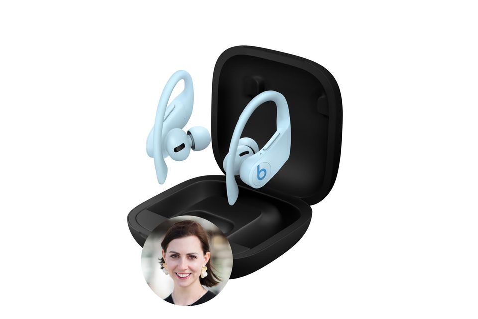 Lifestyle Must-haves: Stylisch, smart und leistungsstark: Redakteurin Kathrin ist restlos begeistert von den PowerBeats Pro in der Farbe "Glacier Blue". Stylisch, smart und leistungsstark: Redakteurin Kathrin ist restlos begeistert von den PowerBeats Pro in der Farbe "Glacier Blue".