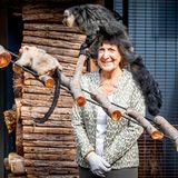 Auch, wenn es hier so aussieht - Prinzessin Margriet ließ sich von diesen lustigen Gesellen nicht auf dem Kopf herumtanzen. In Appledoorn eröffnet die jüngere Schwester der früheren Königin Beatrix eine 100 Meter lange Insektenmauer für die Affen im Zoo Apenheul. Die putzigen Primaten können sich dort frei bewegen und Margriet schloss den einen oder anderen Zwergaffen ganz besonders ins Herz.