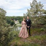 17. Juni 2020  Prinzessin Victoria und Prinz Daniel bekommen nicht genug. Am Vorabend ihres 10. Hochzeitstages veröffentlicht der Hof ein weiteres Foto aus der Reihe im Garten des Pavillons von Gustav III in Haga. Die Kronprinzessin glänzt hier in einem rosafarbenen, mit Blumen verzierten Ballkleid. Ein Traum!