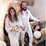 Ja, sie will! Hana Nitsche hat mit ihrer Überraschungs-Hochzeit alle verblüfft. Ganz lässig tritt sie in einem weißen Kleid im Tunika-Stil vor den Traualtar, dazu trägt sie mintfarbene Mokassin-Loafer.