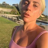 Mit diesem Posting will Lady Gaga ihren Fans einfach nur ein bisschen Liebe schicken - und dabei zeigt sie auch ihre ungeschminkte Schönheit inklusive Sommersprossen. Kein Wunder, dass alle ganz begeistert sind.