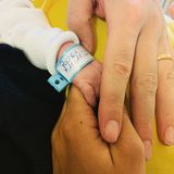 Mit den Worten "Hallo Welt!" stellen Oliver und seine Amira ihr erstes gemeinsames Kind der Öffentlichkeit vor. Ein blaues Herz und ein blaues Krankenhausband beweisen, dass das Kind ein Junge ist. Der Kleine erblickt am 11.11.2019 das Licht der Welt. 