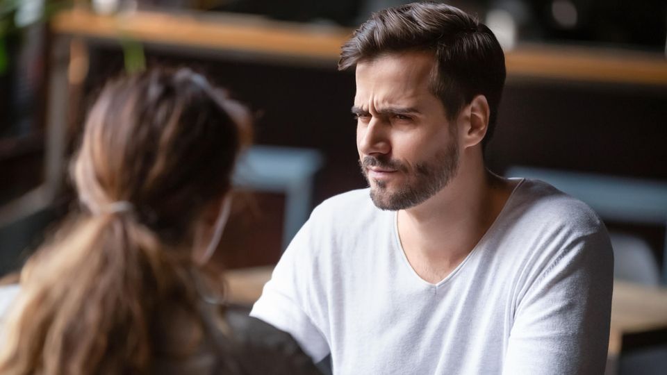 Mondzeichen: Mann schaut kritisch beim Date Mann schaut kritisch beim Date