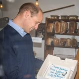 19. Juni 2020  Prinz William besucht die Bäckerei "Smith - The Bakers" in King's Lynn, Norfolk. Einen Tag zu früh bekommt der Fußballfan einen mit Fondant überzogenen Geburtstagskuchen überreicht, der mit Fußballschuhen im XS-Format verziert ist. Bis morgen hält sich der im Kühlschrank...