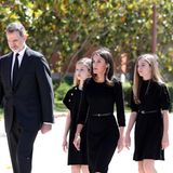27. Mai 2020  Den Opfern der Corona-Pandemie gedenkt die spanische Königsfamilie mit einer Schweigeminute vor dem Zarzuela-Palast. Die Kleidung von Letizia und ihren Töchter Leonor und Sofia ist dabei ganz bewusst zurückhaltend, elegant und schwarz.