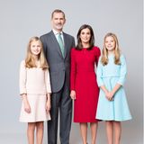 11. Februar 2020  Pastellfarben für Prinzessin Leonor und Prinzessin Sofía, knalliges Rot für Königin Letizia: So elegant präsentiert sich die spanische Königsfamilie auf dem neuen offiziellen Familienporträt.