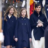 3. Februar 2020  Für die Parlamentseröffnung in Madrid haben sich Königin Letizai und ihre Töchter Sofía und Leonor besonders hübsch gemacht. Die Mantel-Looks der royalen Schönheiten stammen von Star-Designerin Carolina Herrera.
