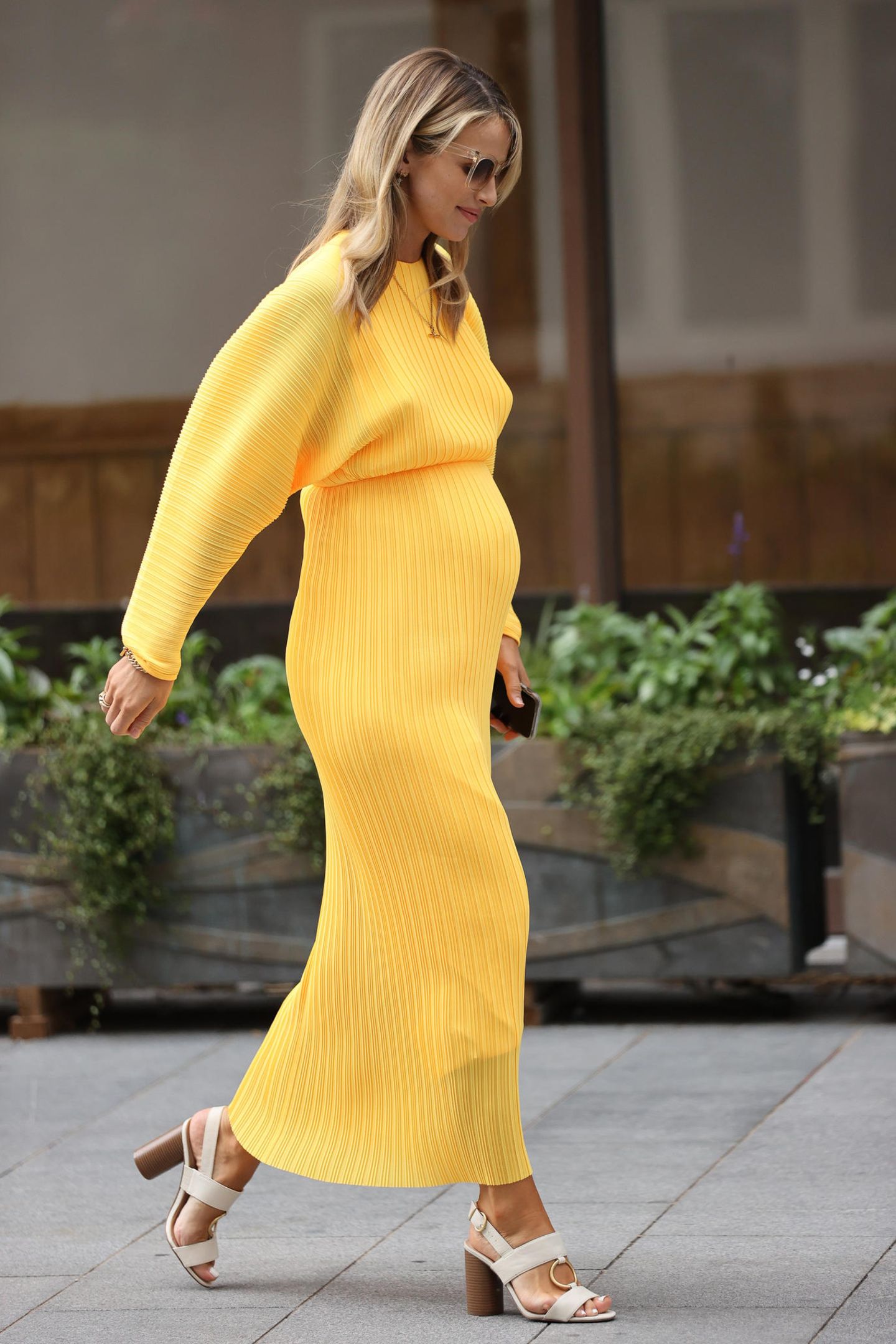 Die schwangere Vogue Williams ist auf dem Weg zu einer Londoner Radio-Station, als sie von Paparazzi fotografiert wird. Das plissierte Kleid von Solace London (Preis rund 570 Euro) setzt ihre wachsende Babykugel toll in Szene, doch einen Haken hat es... 