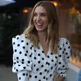 Whitney Port, Modedesignerin und Schauspielerin, trägt einen ähnlichen Look: Das gepunktete Kleid mit großen Puffärmeln setzt ihre zierliche Silhouette perfekt in Szene. 