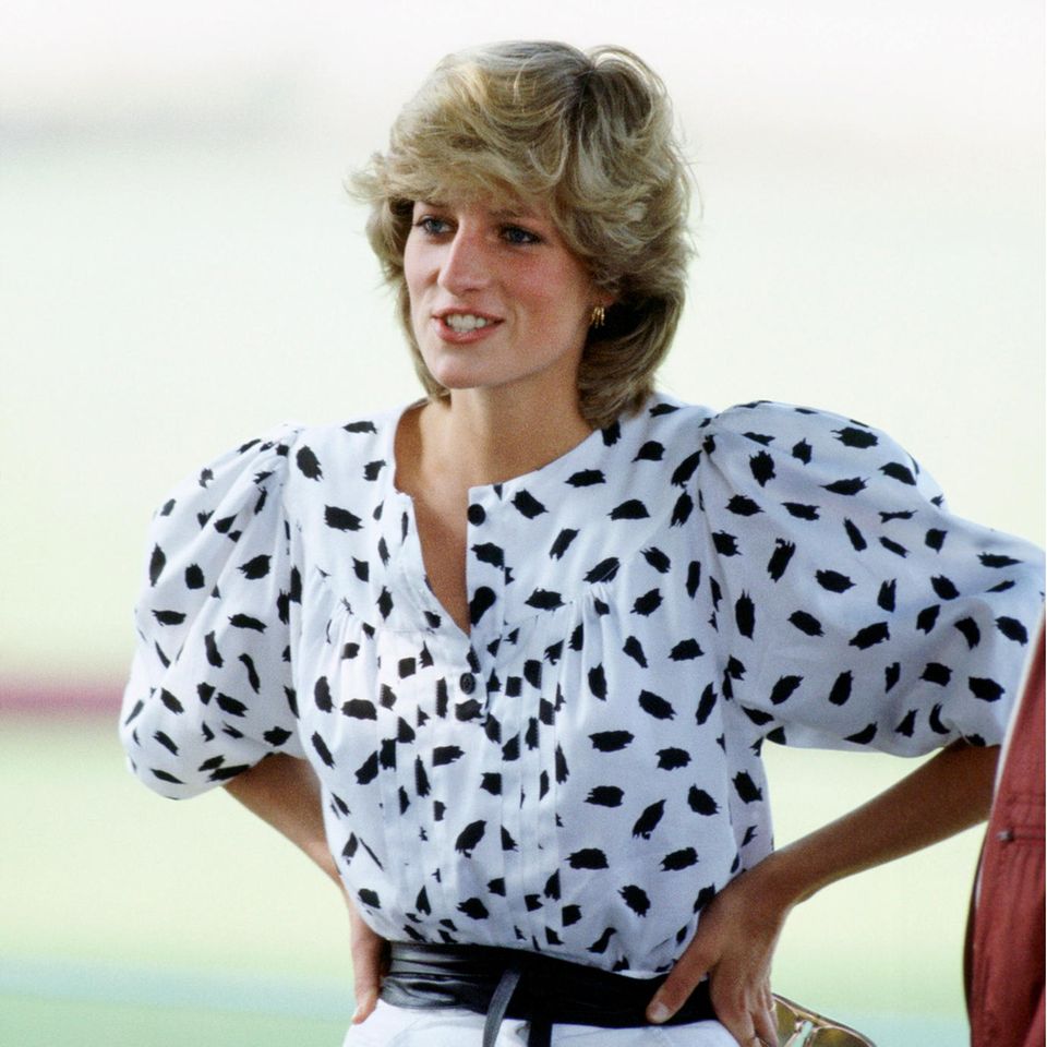 Prinzessin Diana gilt auch Jahre nach ihrem Tod noch als absolute Stilikone. Bei einem Polo-Match in 1983 zeigt sie sich in einer gemusterten Bluse mit opulenten Puffärmeln - ein Style, der auch heute wieder total modern ist...