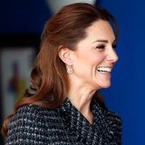 Im Januar dieses Jahres präsentiert Kate eine an sich simple Frisur: Sie trägt ihre Haare in einer Art Half-Bun, also halb hochgesteckt. Von hinten wird jedoch sichtbar, dass es in ihrem Fall keinesfalls eine simple Frisur zu sein scheint... 