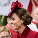 Kopfbedeckung und kunstvoll hochgestecktes Haar geht nicht? Geht doch! Herzogin Kate präsentiert beim "Commonwealth Day"-Gottesdienst im März 2020 eine Frisur, die seinesgleichen sucht: leichte Locken, die voluminös zu einem Chignon im Nacken geknotet sind. 