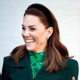 Anfang März reisen Herzogin Kate und Prinz William noch nach Irland. Der dunkle Samthaarreif, der in ihrer brünetten Mähne steckt, ist nicht nur praktisch, sondern auch total im Trend! 