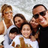 21. Juni 2020  So sieht Familienglück aus! Zum Vatertag teilt der stolze Papa Alex Rodriguez ein schönes Selfie mit seinen Liebsten auf Instagram. Neben Jennifer Lopez und den vier Kids ist auch Familien-Neuzugang, Welpe Tyson, mit von der Kuschel-Partie.