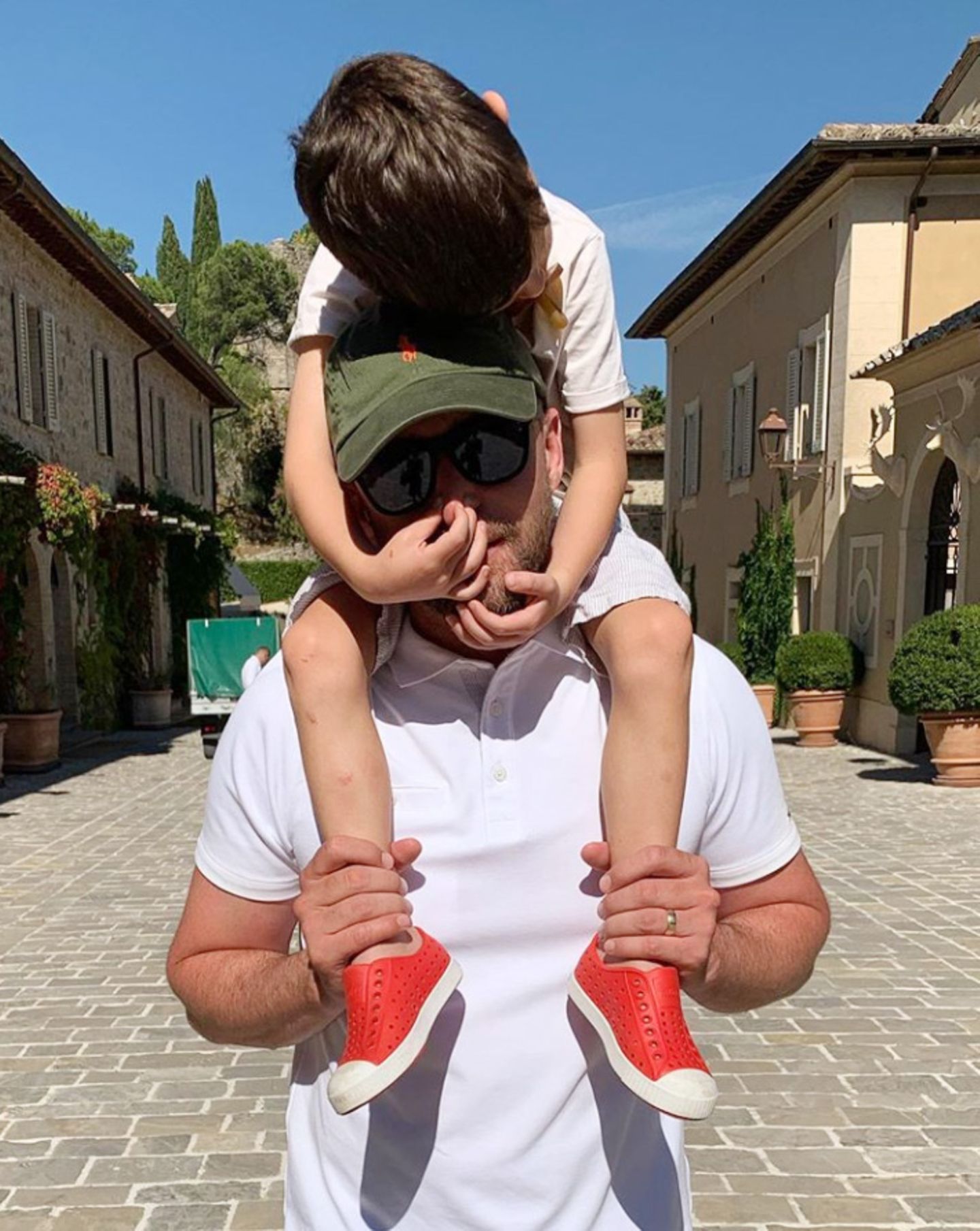 21. Juni 2020  Zum Vatertag teilt Jessica Biel einen spaßigen Schnappschuss von Justin Timberlake und ihrem gemeinsamen Sohn Silas auf Instagram. Mit rührenden Worten würdigt sie die Papa-Qualitäten ihres Liebsten und drückt ihre große Verbundenheit aus: "Vater sein kann manchmal ein undankbarer Job sein, aber wir hoffen, dass du weißt, wie wichtig du in unserem Leben bist. Wir lieben dich für immer und ewig." Und auch Justin kommentiert den schönen Post seiner Frau prompt mit einer süßen Liebeserklärung: "Ich liebe euch beide bis zum Mond und zurück!"