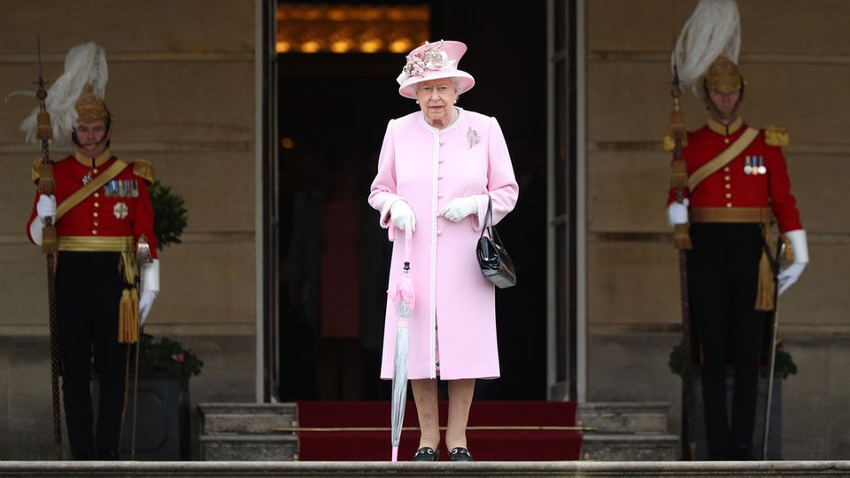 Queen Elizabeth: Queen Elizabeth im Garten des Buckingham Palastes Queen Elizabeth im Garten des Buckingham Palastes