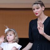 Am Johannistag zeigt sich Fürstin Charlène gemeinsam mit ihrer Familie auf dem Palastbalkon in Monaco. Zu diesem Anlass entscheidet sie sich für eine aufwendige Flechtfrisur, die ihre Haare auch bei kleineren Windstößen an Ort und Stelle hält.