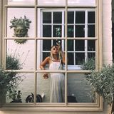 Lady Amelia Windsor trägt das It-Piece dieses Sommers: ein weißes Leinenkleid mit schicken Spitzen-Applikationen. Die gewickelten Träger werten das schlichte Dress optisch auf – der schmale Taillenbund zaubert der 24-Jährigen eine schöne Silhouette. Gepaart mit ihrem gebräunten Teint ist dies der perfekte Look für warme Sommertage.