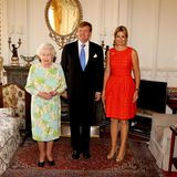 ... niemand Geringeres als dem britischen Königsoberhaupt: der Queen. Nicht nur, dass Máxima das knallige Kleid jetzt sieben Jahr im Kleid hängen hat, es wird sie wohl immer an das Zusammentreffen mit der 94-Jährigen erinnern.  