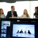 26. Juni 2020  Videokonferenz mit der ganzen Familie: König Felipe, Königin Letizia und ihre beiden Töchter Leonor und Sofía chatten fröhlich mit den diesjährigen Preisträgern der Prinzessin-von-Girona-Stiftung. 