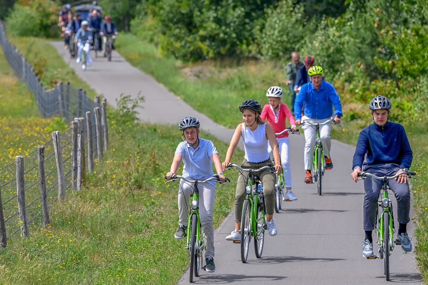 27. Juni 2020  Royals auf dem Rad: Bei schönsten Sommerwetter unternimmt die belgische Königsfamilie zum Ferienstart einen Familienausflug zum Bokrijk Park in Genk in der Provinz Limburg.