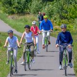 27. Juni 2020  Royals auf dem Rad: Bei schönsten Sommerwetter unternimmt die belgische Königsfamilie zum Ferienstart einen Familienausflug zum Bokrijk Park in Genk in der Provinz Limburg.