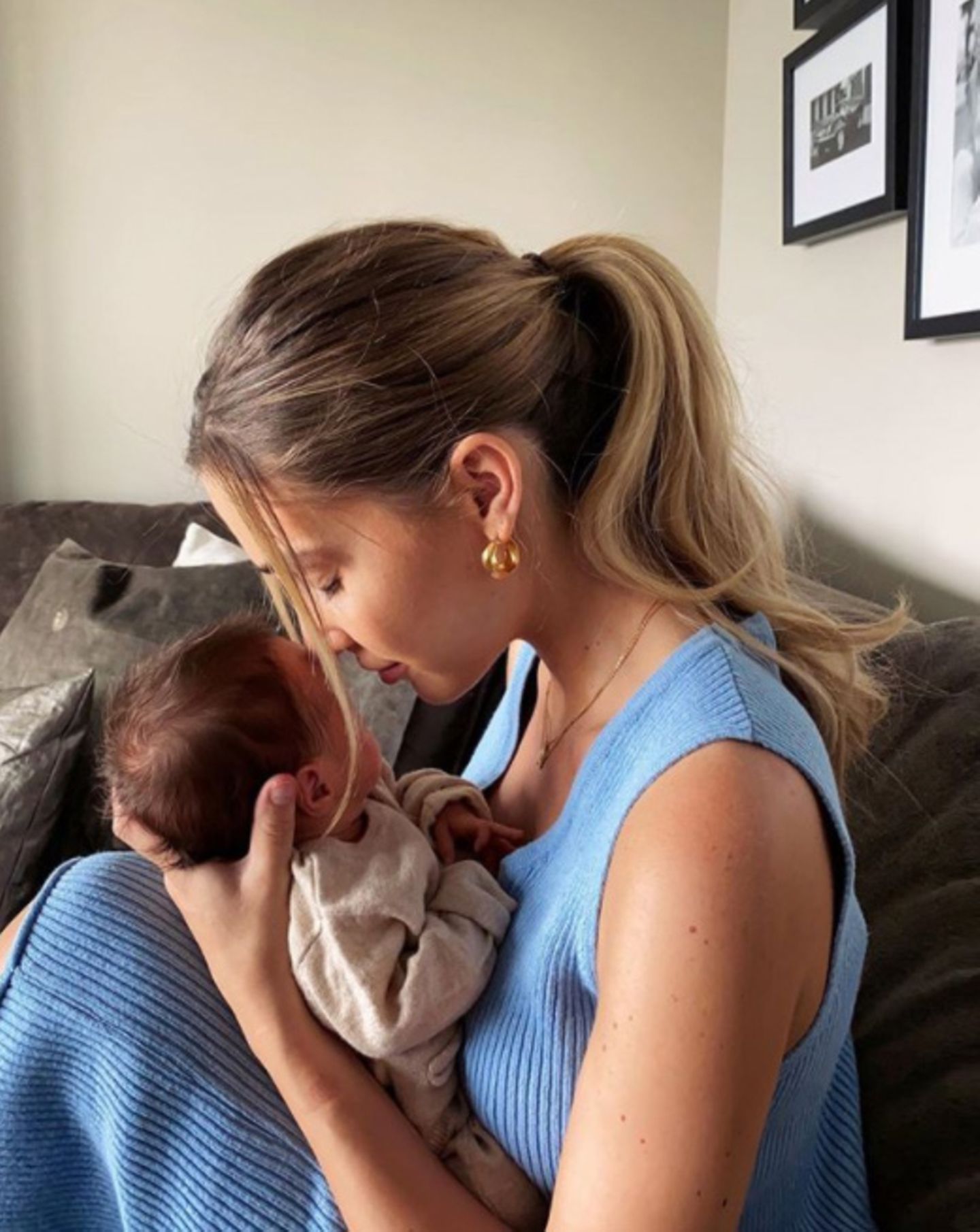 28. Juni 2020  Familie Götze im Babyglück! Neu-Mama Ann-Kathrin Götze veröffentlicht einen ersten, zuckersüßen Schnappschuss mit Söhnchen Rome, den sie zärtlich in den Armen hält.