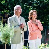 König Carl Gustaf und Königin Silvia reisen gemeinsam auf die schwedische Ostseeinsel Öland, um die Eröffnung der Gartenausstellung "Ideengärten" zu feiern. Passend zu der floralen Umgebung hat das Königspaar auch seine sommerlichen Looks gewählt.