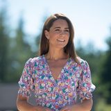 Beim Besuch eines Kinderhospiz' pflanzt Herzogin Catherine nicht nur Blumen ein - sie trägt auch hunderte auf ihrem sommerlichen Kleid des Labels Faithfull. Dieser Look erinnert allerdings …