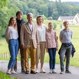 28. Juni 2020  Sonntag ist Familientag - auch bei der belgischen Königsfamilie. König Philippe und Königin Mathilde unternehmen mit den Kindern Elisabeth, Gabriel, Emmanuel und Eléonore eine Wanderung zum Aussichtspunkt "Tombeau du Geant" in Botassart. Und die landschaftliche Idylle bietet gleich einen perfekten Hintergrund für ein schönes, neues Familienfoto.