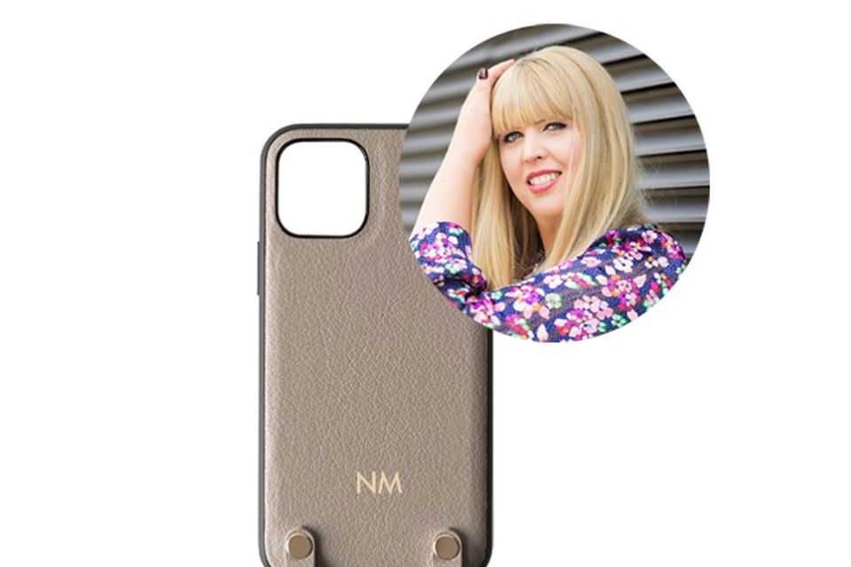 Must-haves: Fashion Director Nane trägt nicht nur gerne Handtaschen crossbody, sondern auch ihr Handy! Fashion Director Nane trägt nicht nur gerne Handtaschen crossbody, sondern auch ihr Handy!