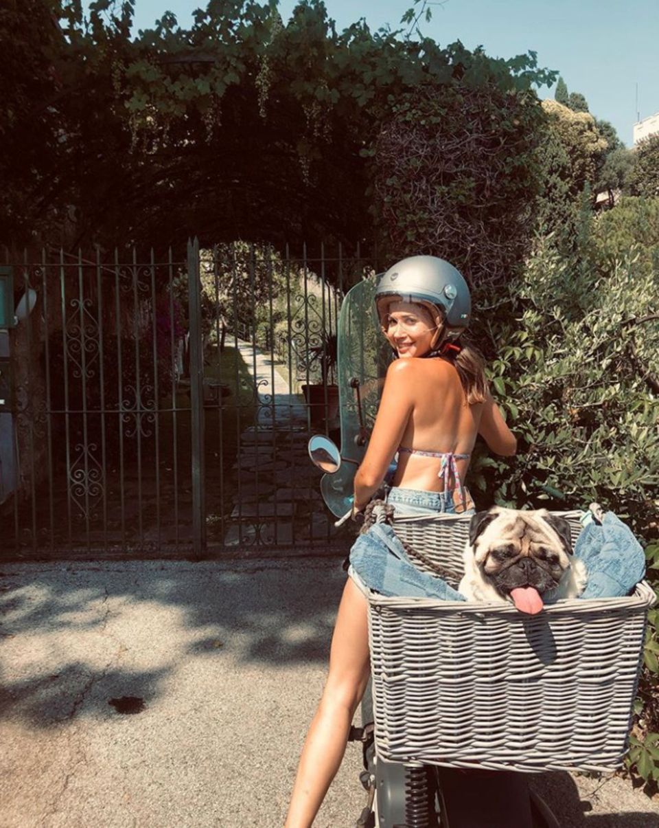 Ciao Bello - da kommt Urlaubsfreude auf! Mit diesem lustigen Schnappschuss grüßen Sängerin Mandy Capristo und Mops Don Capone ihre Instagram-Fans aus dem sonnigen Italien. Ciao Bello - da kommt Urlaubsfreude auf! Mit diesem lustigen Schnappschuss grüßen Sängerin Mandy Capristo und Mops Don Capone ihre Instagram-Fans aus dem sonnigen Italien.