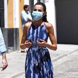 Nach der dritten Etappe von Königin Letizias und Felipes Spanien-Reise, lässt sich eins nun mit großer Wahrscheinlichkeit feststellen: Letizia hat beim Kofferpacken auf eine simple, aber nicht weniger stylishe, Fashion-Formel gesetzt. Denn wie bereits bei ihren vorherigen Outfits ersichtlich wurde, liebt die spanische Königin Wedges in hellen Farbtönen und in Kombination mit flattrigen Sommerkleidern, wie hier ein Modell des spanischen Modeschöpfers Adolfo Dominguez. 