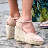 Die zart rosefarbenen Wedges mit Herz-Ausschnitt und Riemchen am Fußgelenk stammen aus der Kollektion des Schuhlabels Macarena. 