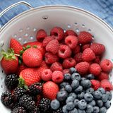 Brombeeren, Blaubeeren, Himbeeren, Erdbeeren: Die kleinen Früchtchen sind nicht nur von Natur aus zuckerarm, sondern auch reich an Antioxidantien. Damit qualifizieren sie sich für die Riege der hochklassigen Glow-Foods.