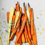 Ernährungsexpertin Maja Seimer hat noch einen Food-Tipp parat: "Karotten immer zusammen mit einem Spritzer hochwertigem Pflanzenöl genießen. So wird das enthaltene Vitamin A noch besser vom Körper aufgenommen."
