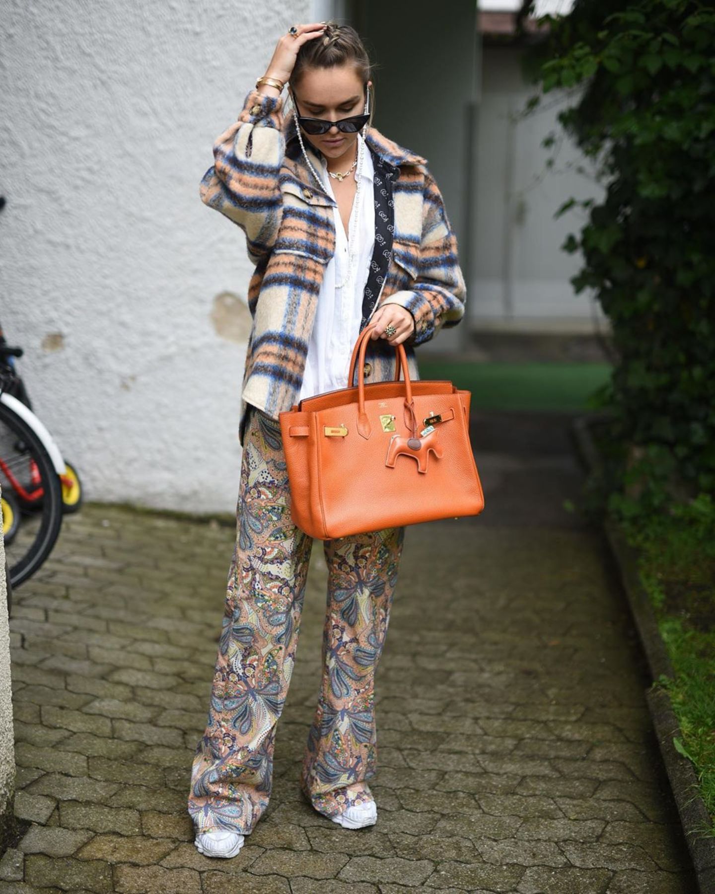 Nina Süss trägt die Trendhose von Etro.