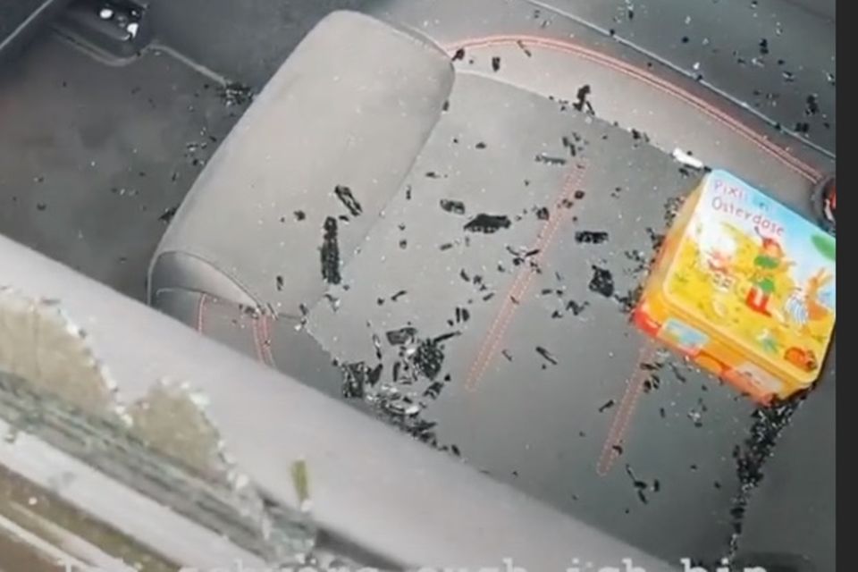Andrej Mangold + Jennifer Lange: Diebe haben das hintere Fenster von Sarah Lombardis Auto eingeschlagen und ihre Handtasche mitgenommen. Diebe haben das hintere Fenster von Sarah Lombardis Auto eingeschlagen und ihre Handtasche mitgenommen.