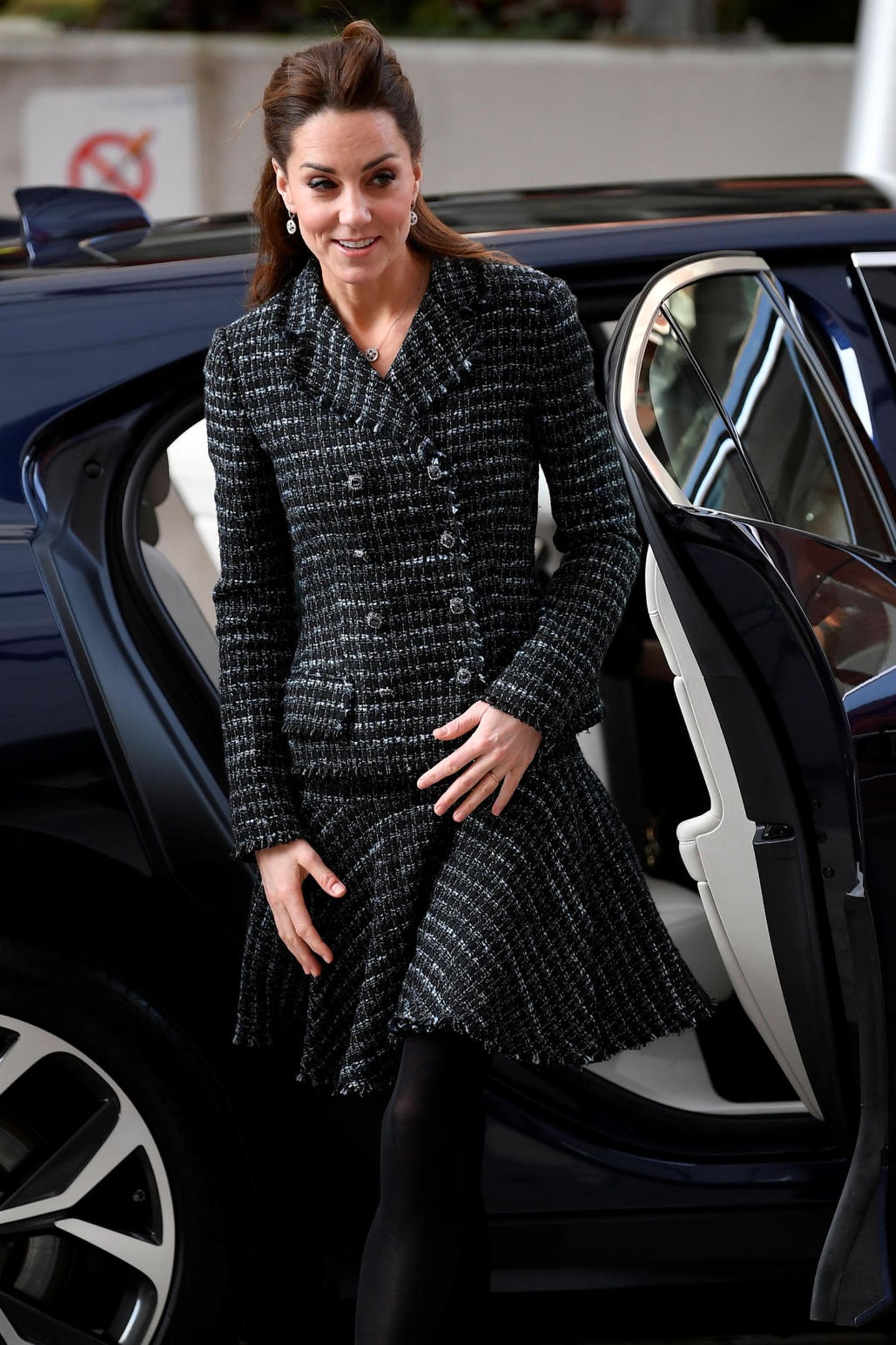 Im Januar dieses Jahres wählte sie einen schicken Zweiteiler aus Tweed. Den doppelreihigen Blazer und das ausgestellte Röckchen von Dolce&Gabbana kombinierte sie zu schwarzer Strumpfhose und halb-hochgesteckten Haaren. 