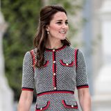 Im Juni 2017 zeigte sich Herzogin Kate in einem Tweedkleid von Gucci. Ein gerader Schnitt, klare Muster und aufgenähte Taschen machen den Look zu einem absoluten Hingucker, auch die rote Clutch wurde perfekt abgestimmt! 