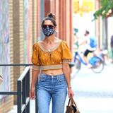 Wow - Katie Holmes überrascht uns immer wieder: Beim Bummel durch New York trägt die Schauspielerin einen lässigen Look aus Boho-Bluse und Jeans - der aber Blick auf ihren super schlanken und trainierten Bauch freigibt.